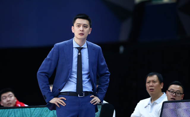 开云APP-杨鸣成香饽饽！多家俱乐部虎视眈眈，北控男篮赶紧抢人